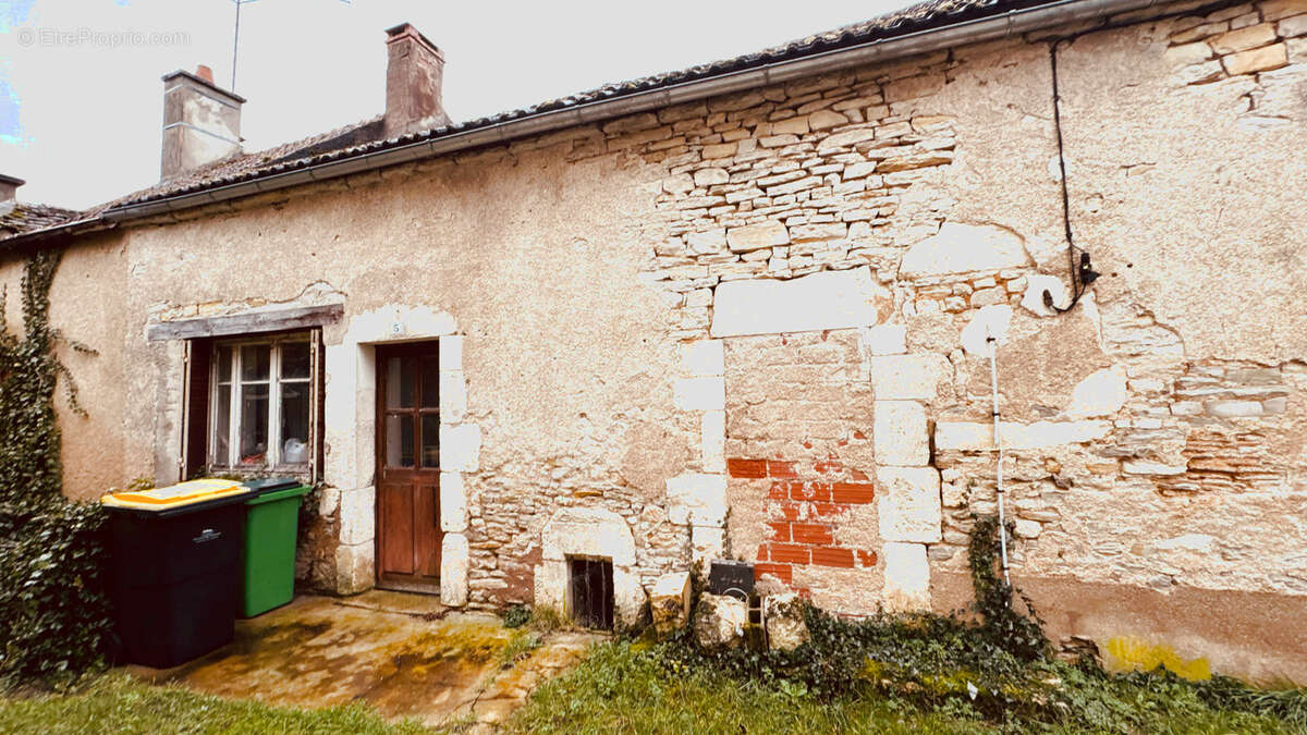 Maison à MAILLY-LE-CHATEAU