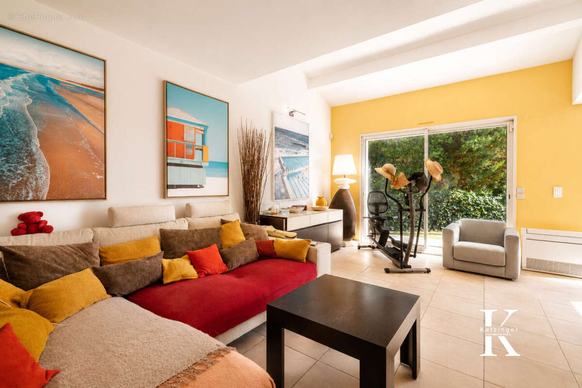 Salon moderne et lumineux avec accents colorés - Maison à PEROLS