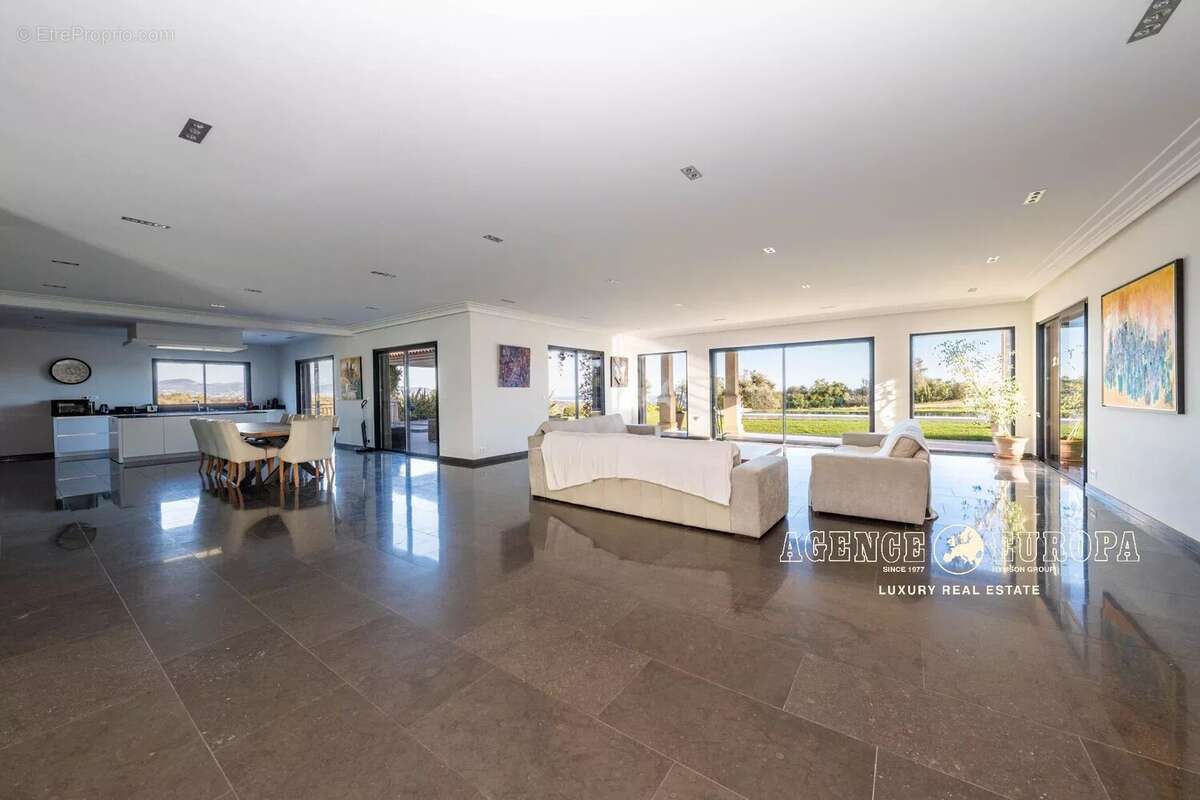 Maison à ROQUEFORT-LES-PINS