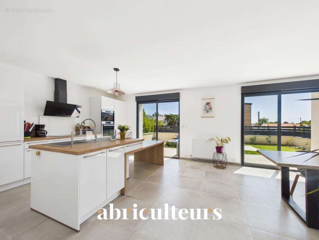 Spacieuse maison 5/6 chambres prête à vivre en vente à Couëron bourg (44220) - photo 4