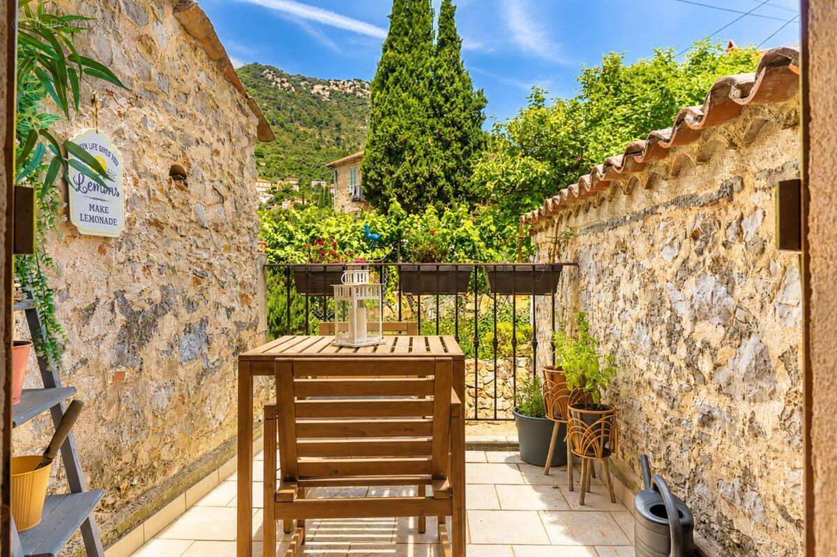 Maison à CHATEAUNEUF-VILLEVIEILLE