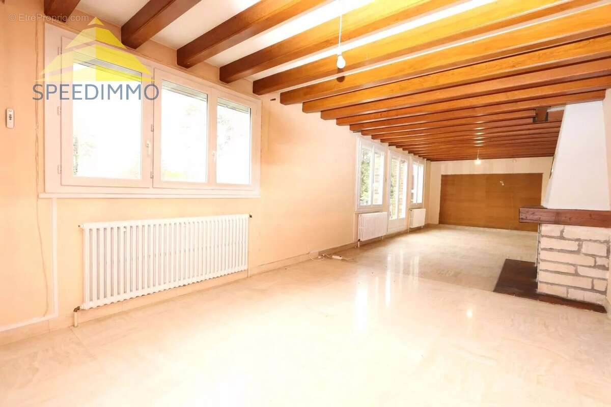 Maison à MANDRES-LES-ROSES