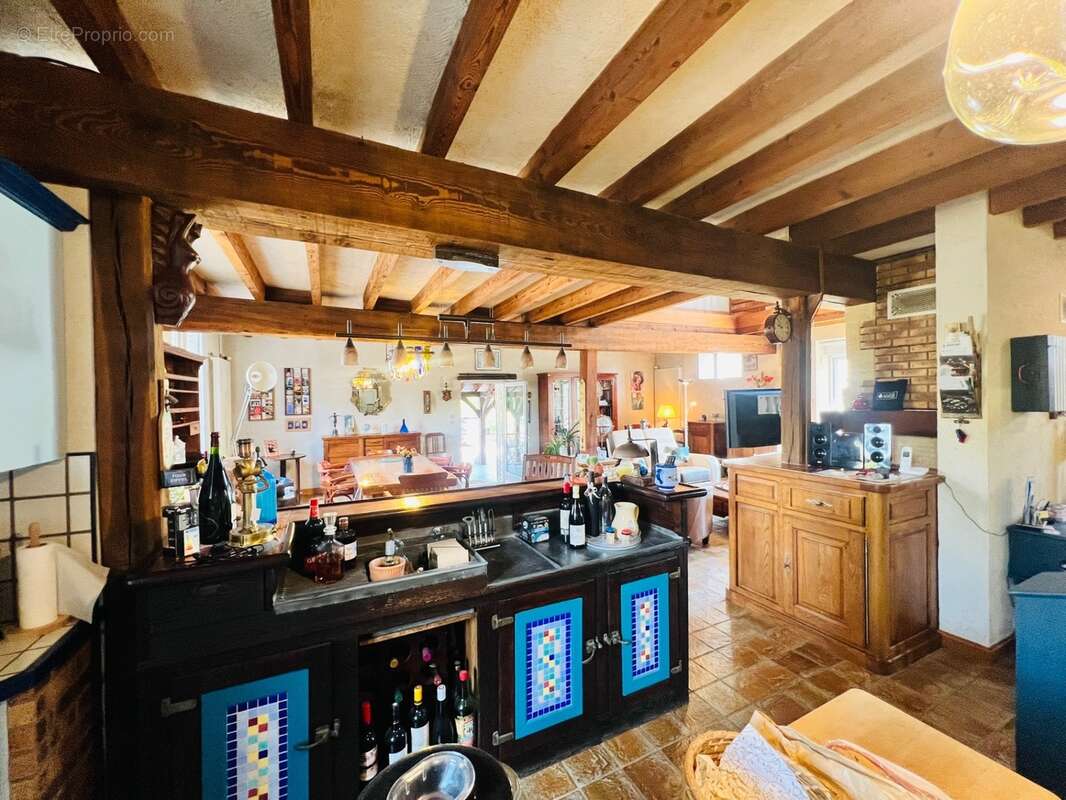 Maison de caractère rénovée – 182 m² – Studio indépendant 31m² – Garage de 117 m² – Terrain clos de 2 235 m² - photo 4