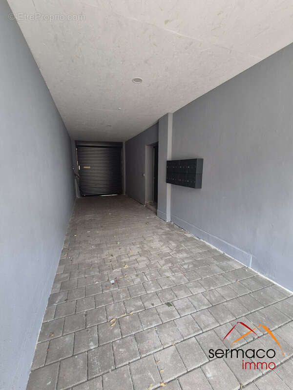 entrée avec badge et porte auto vers parking - Appartement à SARREGUEMINES