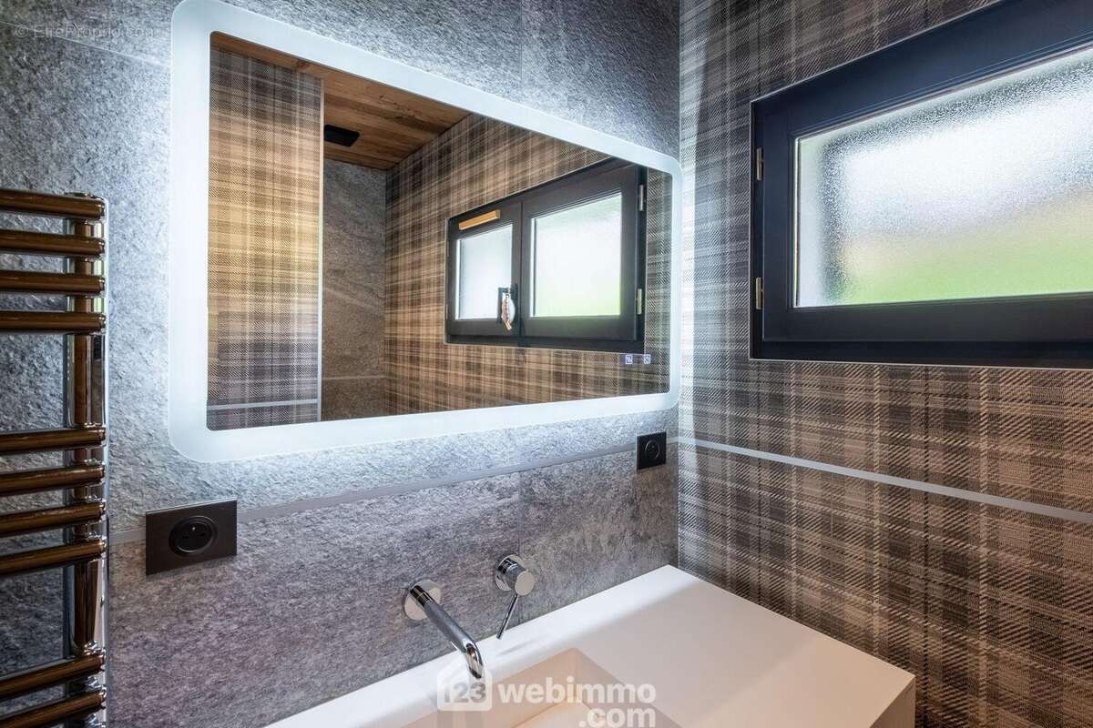 Une deuxième salle de douche avec WC séparé complète ce niveau. - Maison à NOTRE-DAME-DE-BELLECOMBE