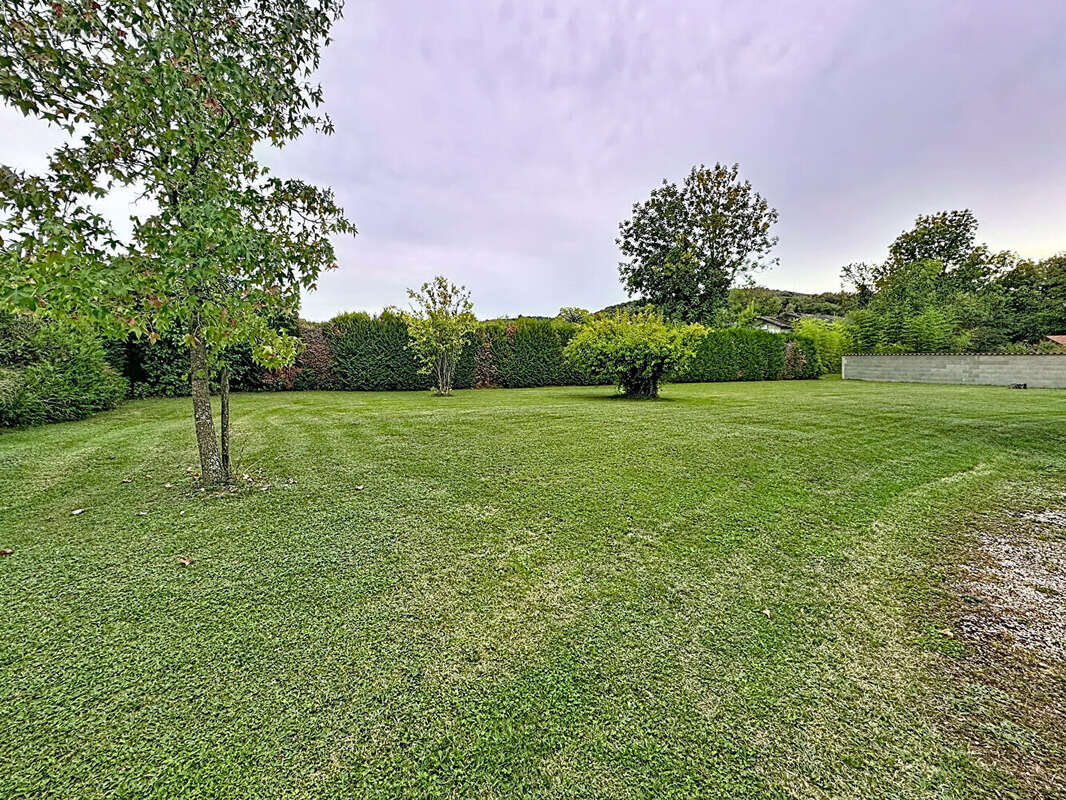 Terrain à SAINT-ETIENNE-DE-SAINT-GEOIRS