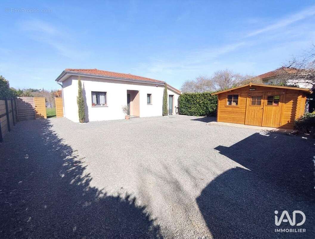 Maison 131 m² à Commelle-Vernay  - photo 3