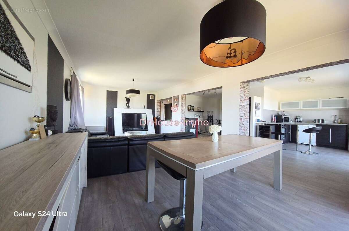 Maison 146 m² à Le Chambon-Feugerolles  - photo 4
