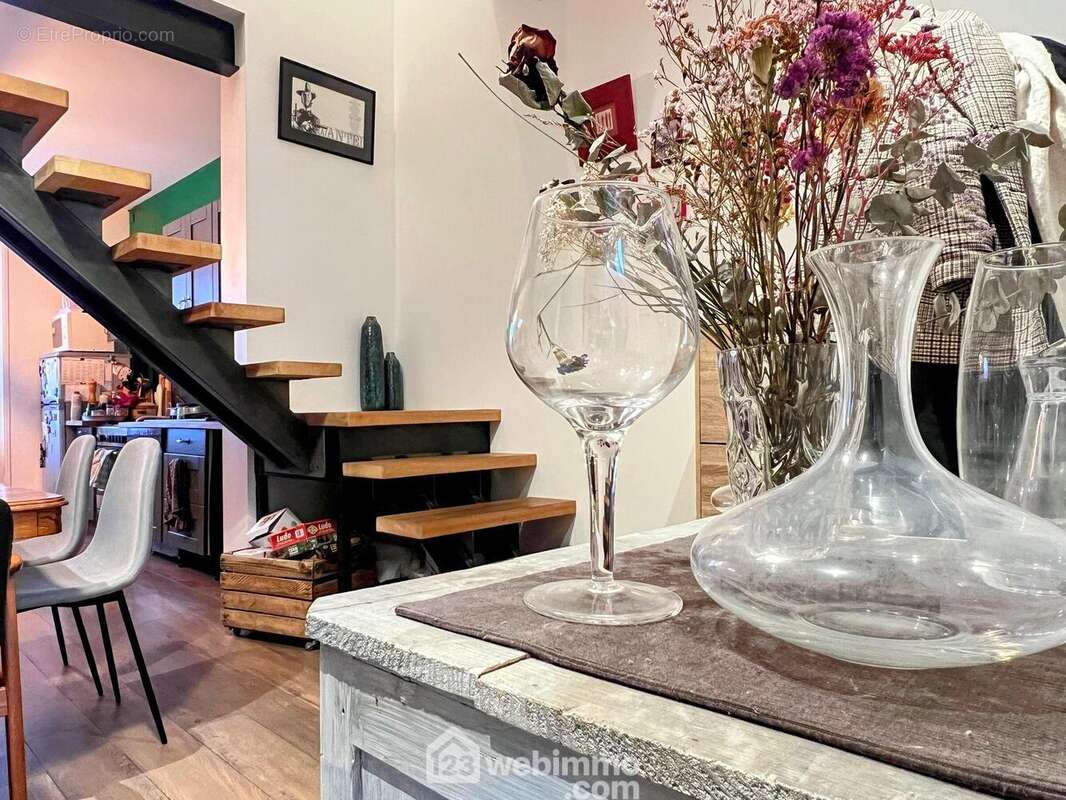 ... à la rénovation récente et à la décoration soignée. - Maison à ANGERS