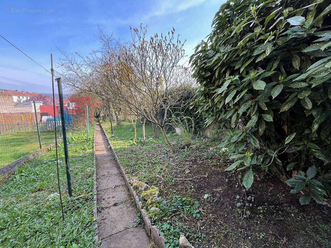 Maison à rénover avec grenier et jardin, beau potentiel - photo 2