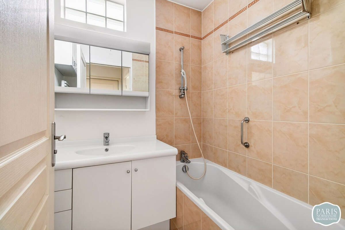 Appartement à COURBEVOIE