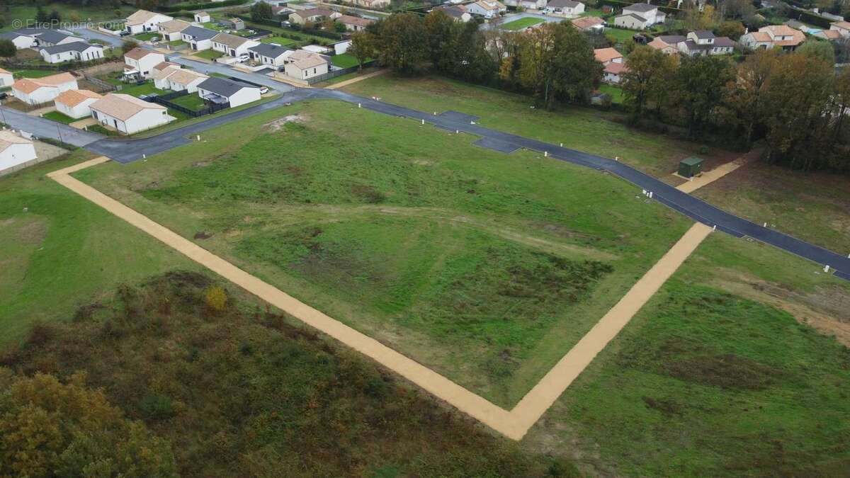 DERNIÈRE CHANCE ! Les 16 derniers terrains à bâtir à Savigny-Lévescault - photo 8