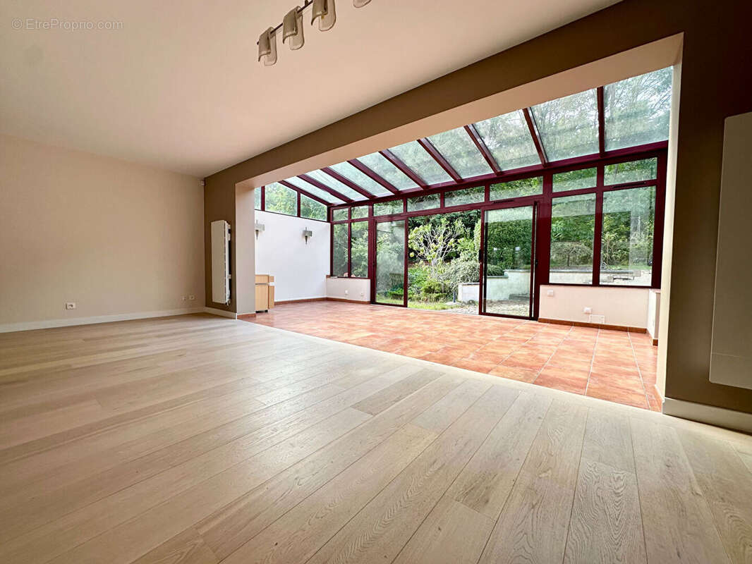 Maison à LE MESNIL-LE-ROI