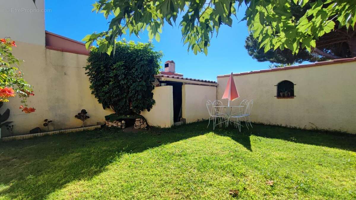 Maison à SAINT-LAURENT-DE-LA-SALANQUE