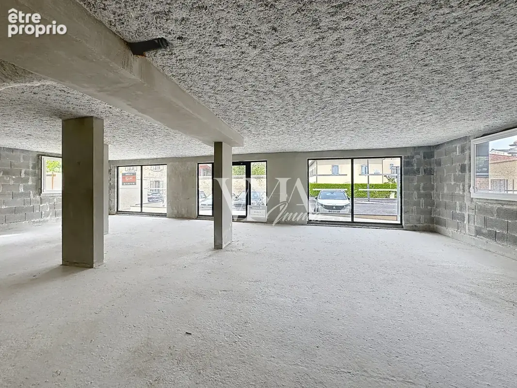 Exclusivité au coeur de JASSANS ! dernier local commercial avec forte visibilité - photo 4