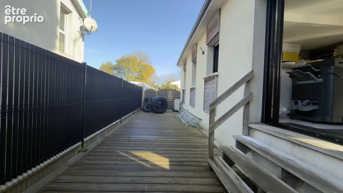 Saint Marc sur Mer - Maison double usage maison et bureaux avec sous sol de 129 m2 - photo 12