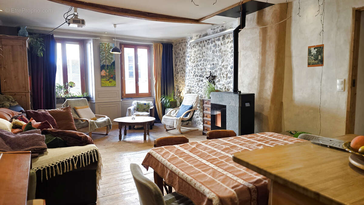 Grand t4 avec studio coin nuit et ses deux greniers a renover - photo 4