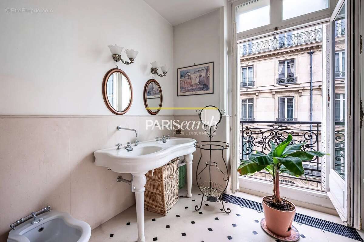 Appartement à PARIS-8E