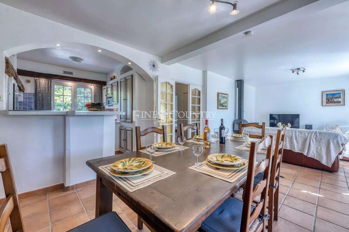 Maison à LA ROQUETTE-SUR-SIAGNE