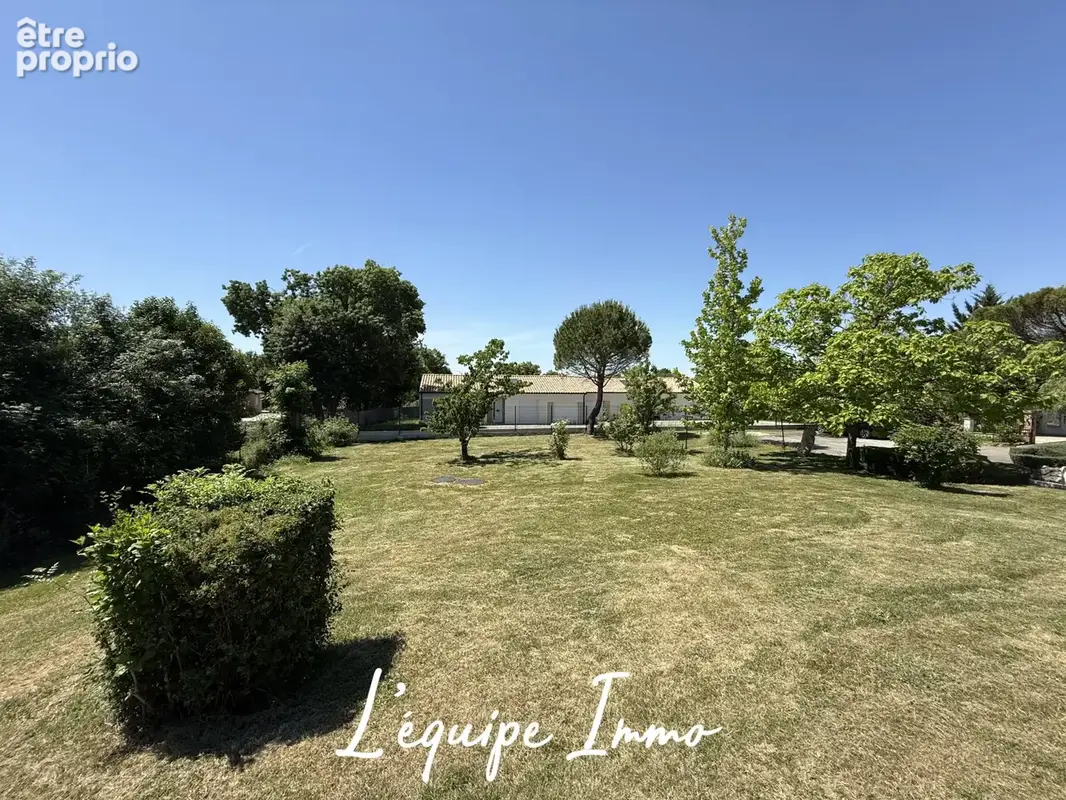 Maison d’architecte de plus de 200 m2 avec piscine sur un terrain de près de 2500 m2 - photo 17