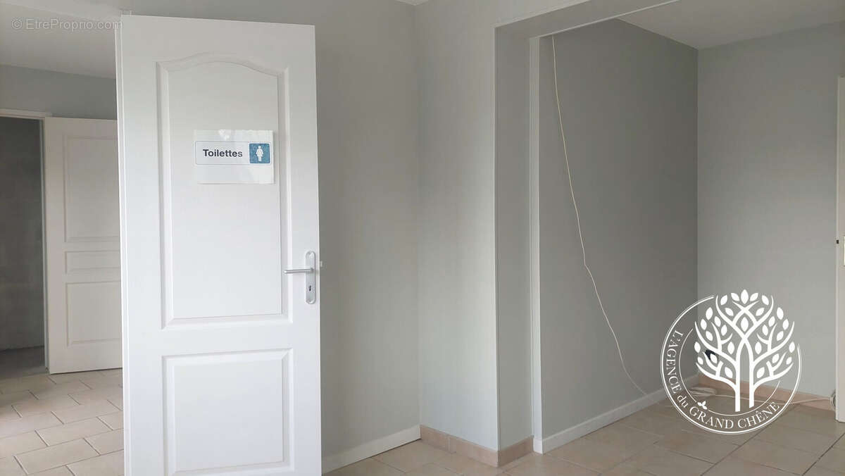 bureau local pro - Commerce à ROCHEFORT