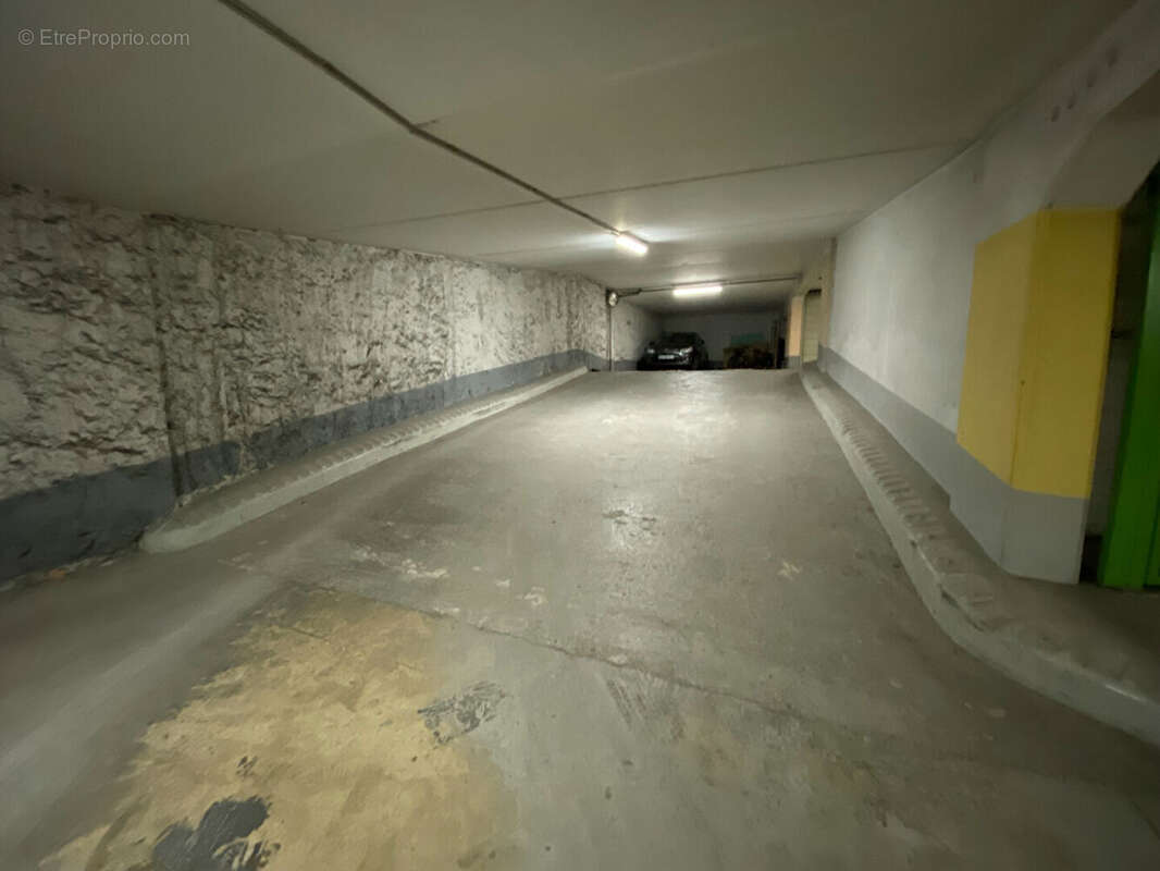 Parking à PARIS-3E