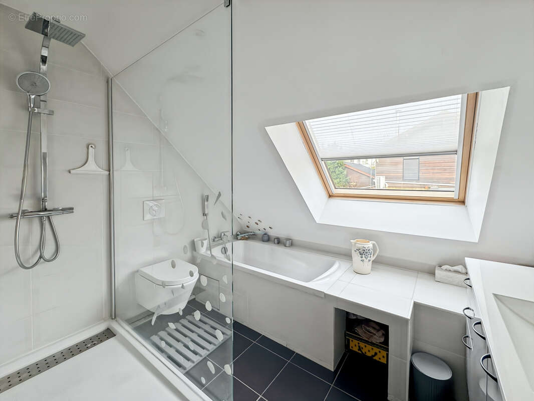 COURBEVOIE 92, Rue Hoche - Maison familiale avec jardins de 111m2 habitables + plus de 52m2 d'annexes (garage - photo 22