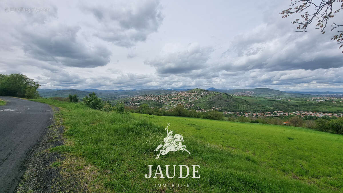 Terrain à VEYRE-MONTON