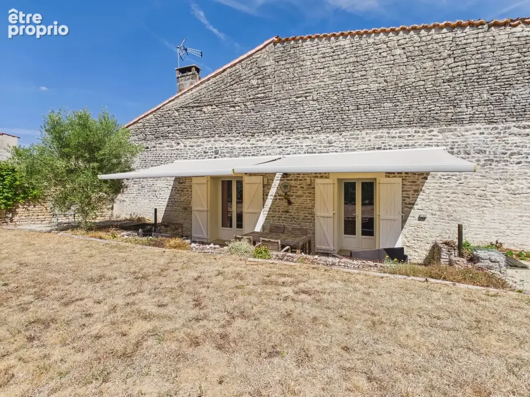 Maison en pierre avec cour et jardin - photo 21
