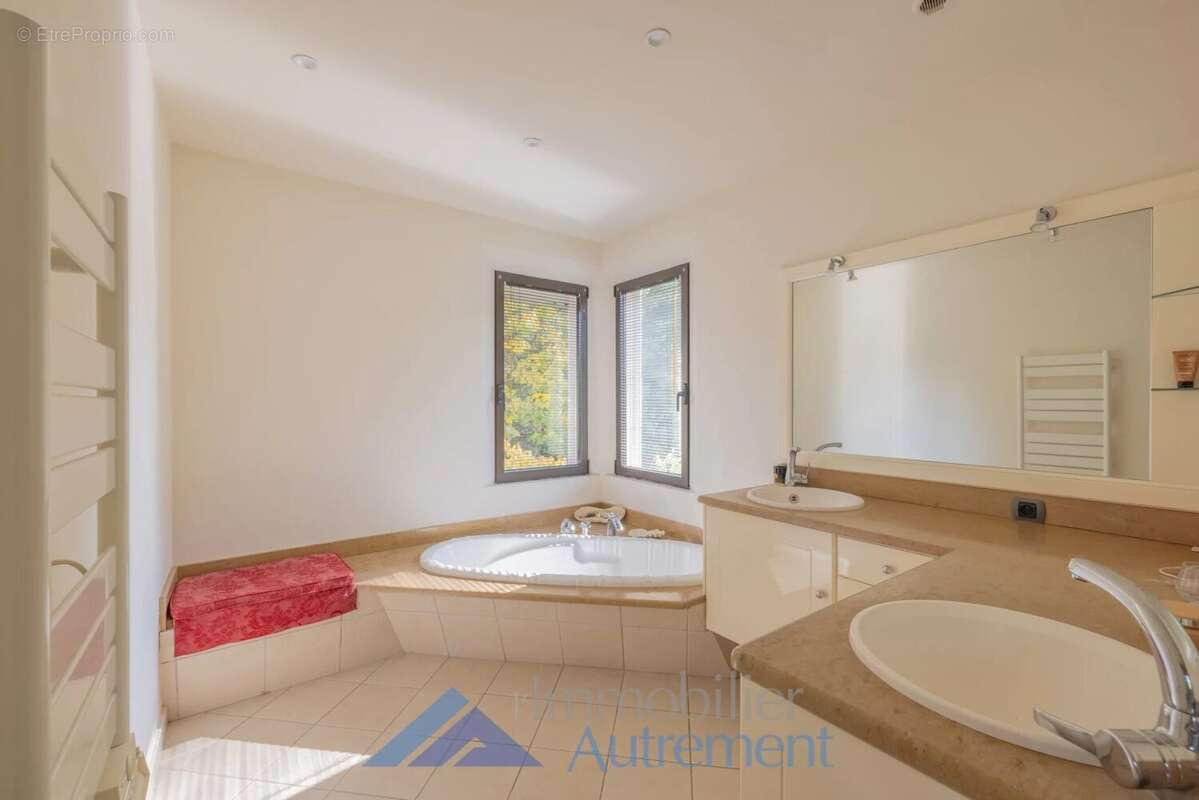 Maison à LE THOLONET