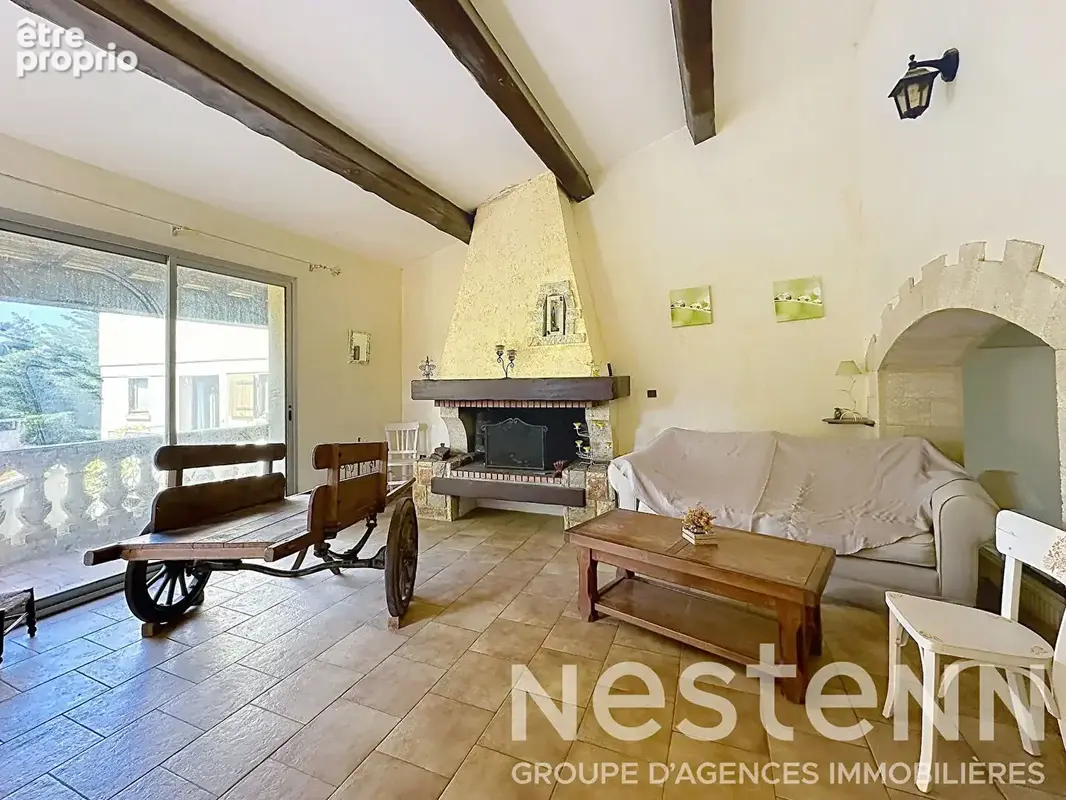 Maison à vendre à Arles sur 9000 m² avec deux habitations, dépendances et hangars - photo 8