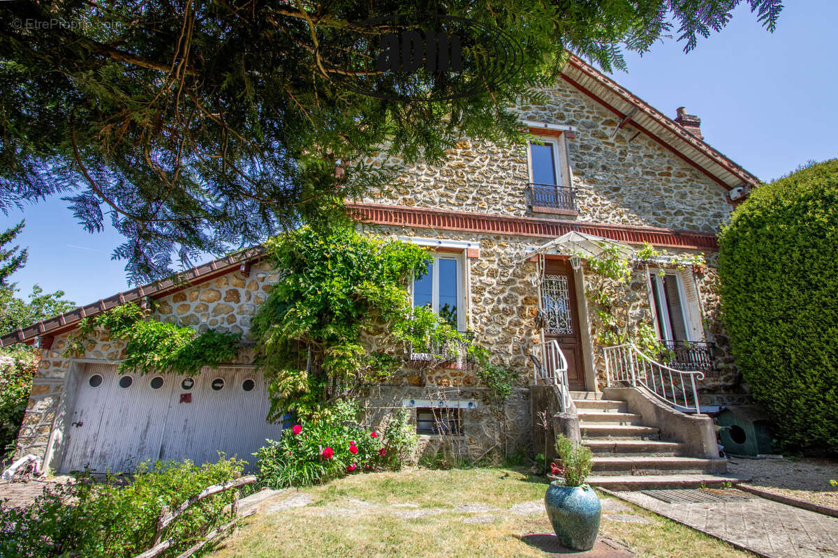 Maison à SAINT-CYR-SUR-MORIN