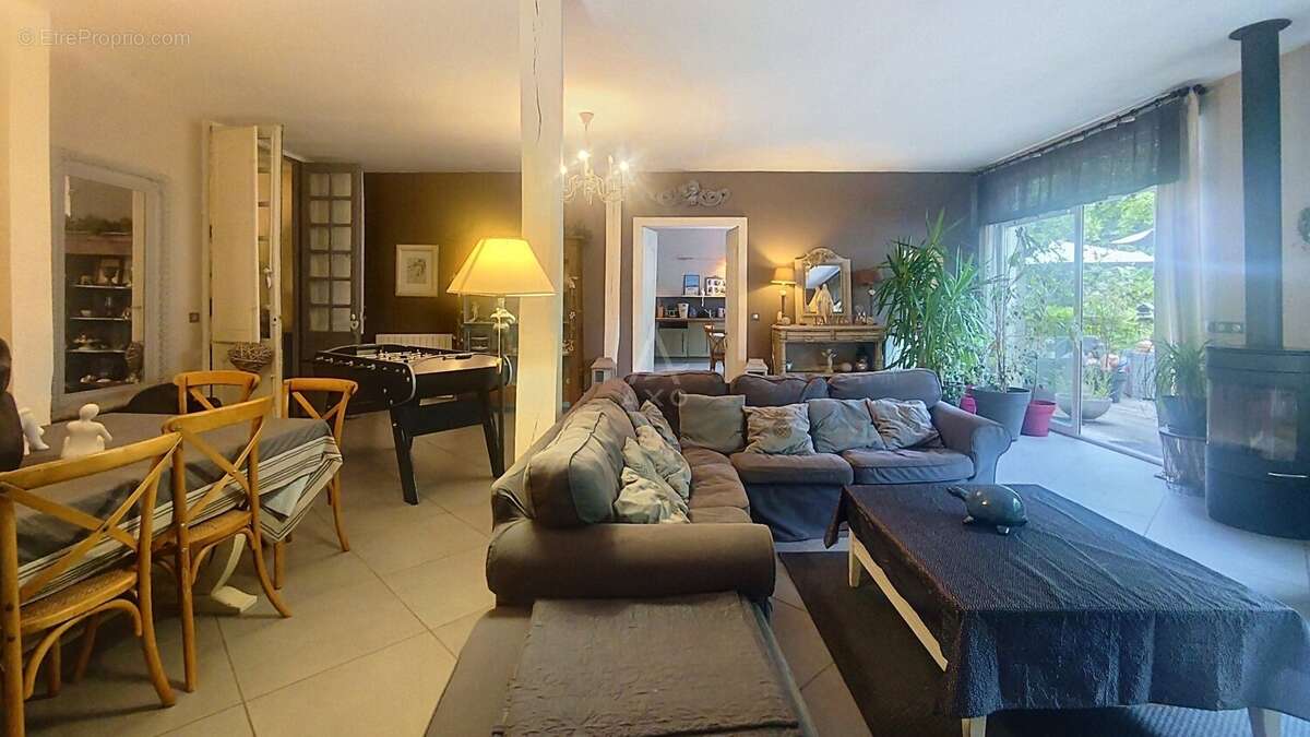 Maison de ville de 312 m² au cur de Roquefort avec jardin, piscine et garage - photo 5