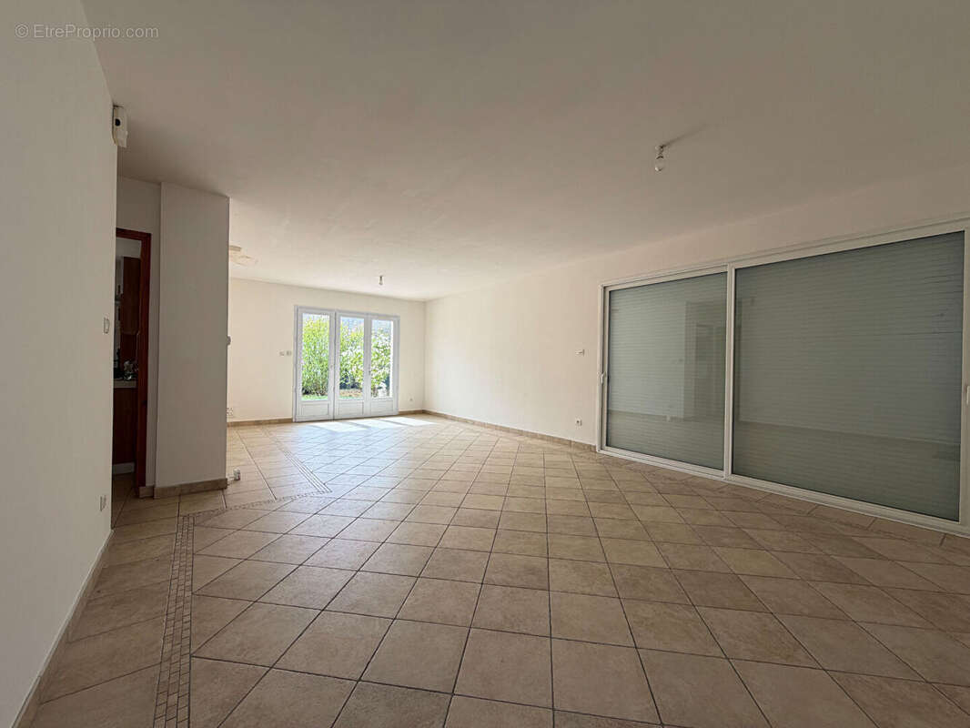 EXCLUSIVITÉ : A 2 min au Nord de Rochefort : Breuil-Magné Maison plain-pied, 3 chambres, garage, jardin - photo 4