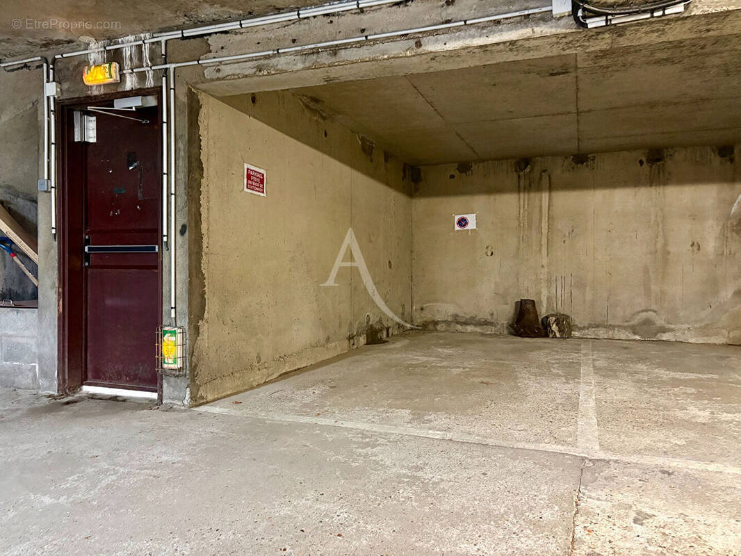 Parking à GIF-SUR-YVETTE