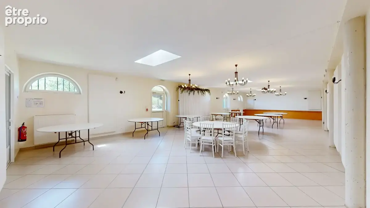 A VENDRE ! Domaine de réception avec activité  Murs et fonds de commerce  A 5 min de Lieusaint - photo 4
