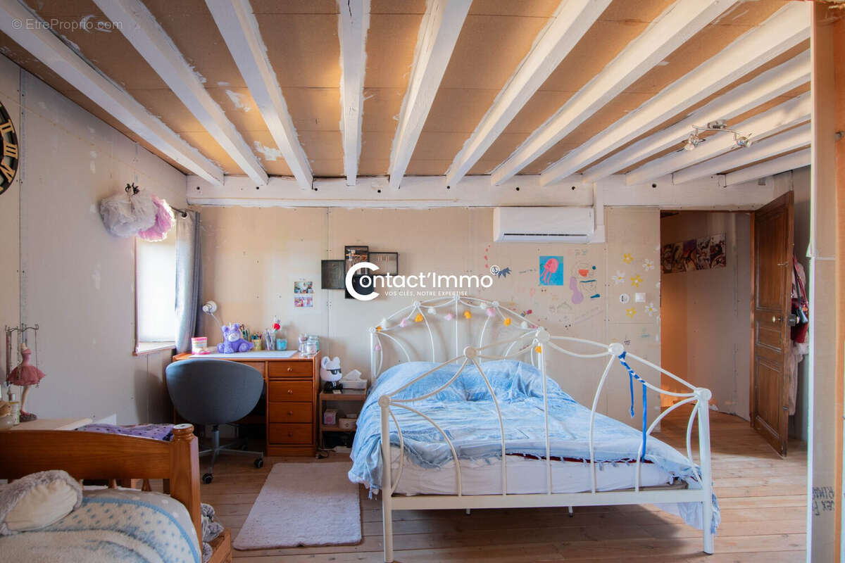 Maison à SAINT-VICTOR-MONTVIANEIX