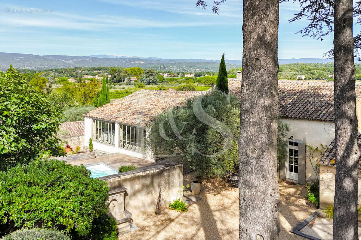 Élégante maison de caractère au cœur du Luberon. - photo 4