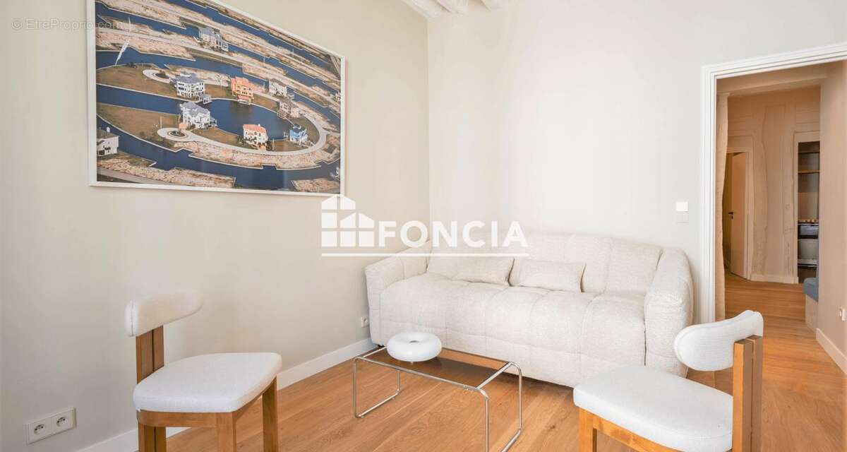 Paris iv –  archives/rambuteau – 3p refait a neuf en etage avec ascenseur - photo 3