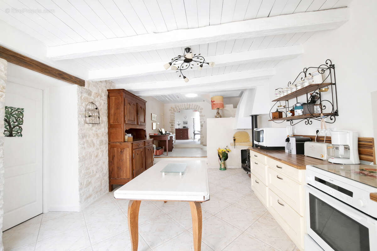 Maison en pierre rénovée à Ladoye Sur Seille (39210), 6 701m² de terrain en bord de rivière - photo 3