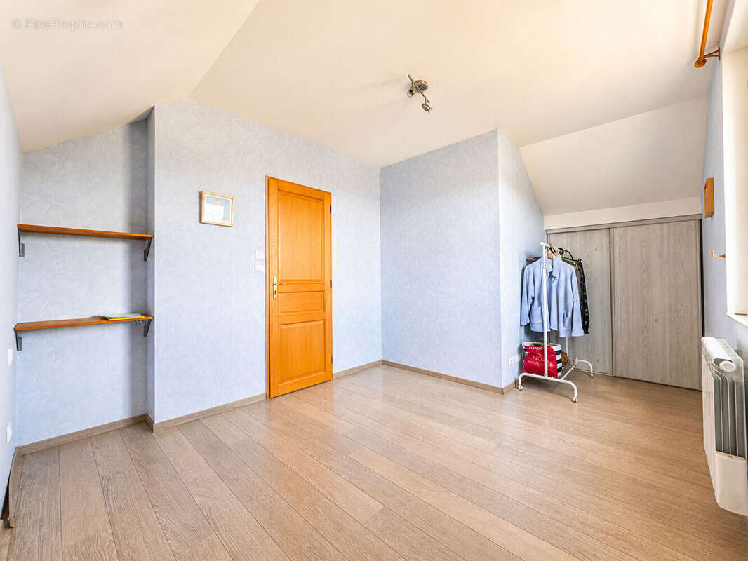 Hautes-Côtes - Maison familiale de 158 m2 - deux garages - deux terrasses - salle de bains et salle d'eau - poêle à granulé - 3  - photo 10