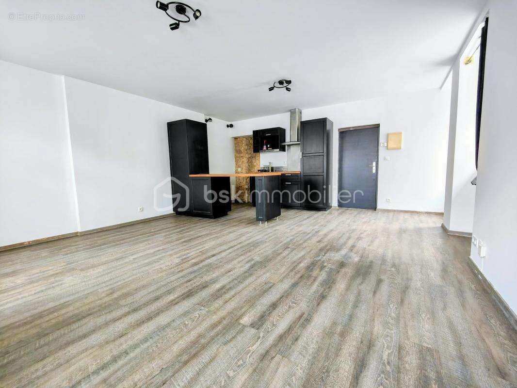 Appartement type studio rénové en rez de chaussée - photo 2