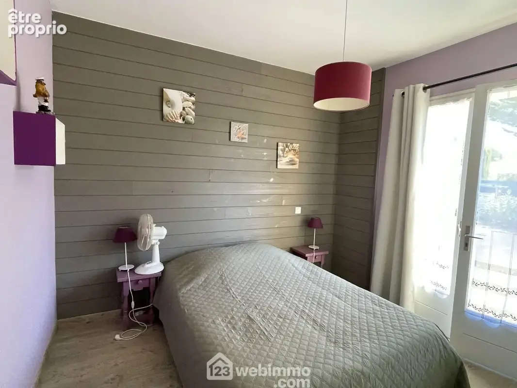 Chambre avec rangement.