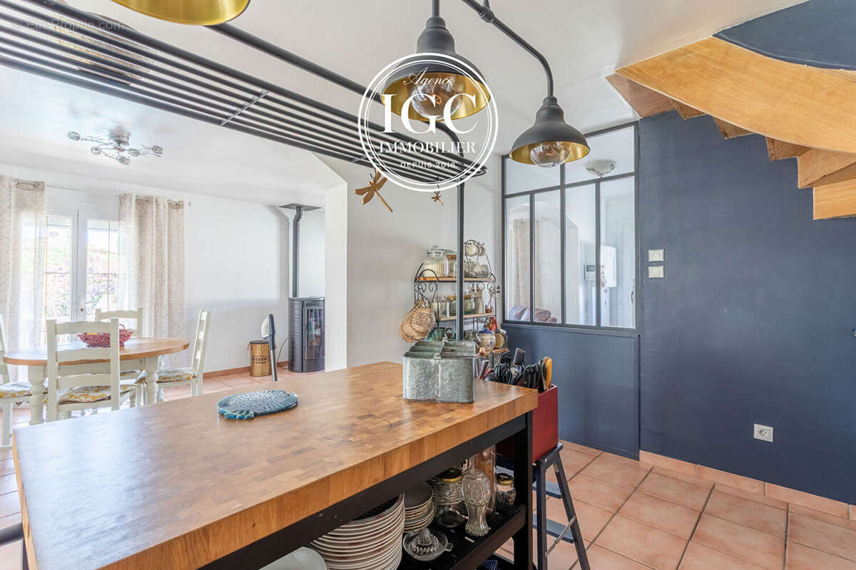 Maison t4 - 113 m² - piscine - garage - mont d'or - hopital nord - 458 m² terrain - photo 8