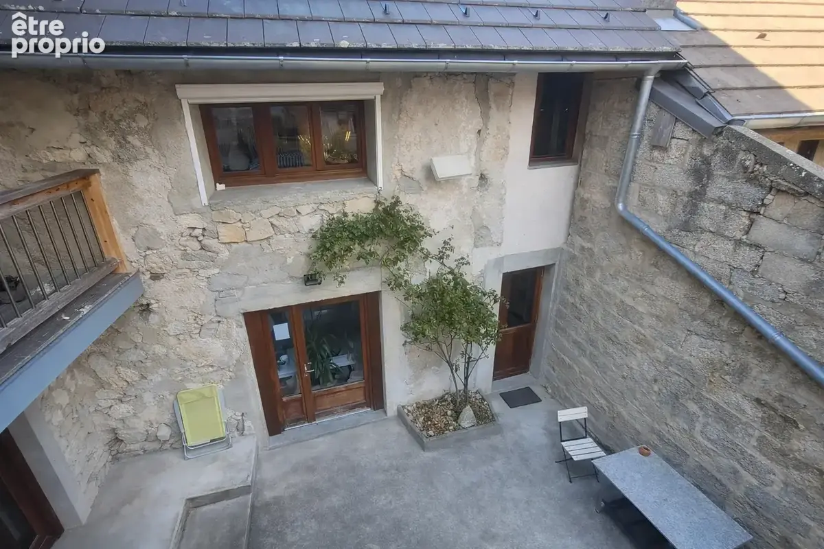 Secteur Sonnaz ancienne ferme rénovée d'environ 242 m2 avec un T2 indépendant - photo 6