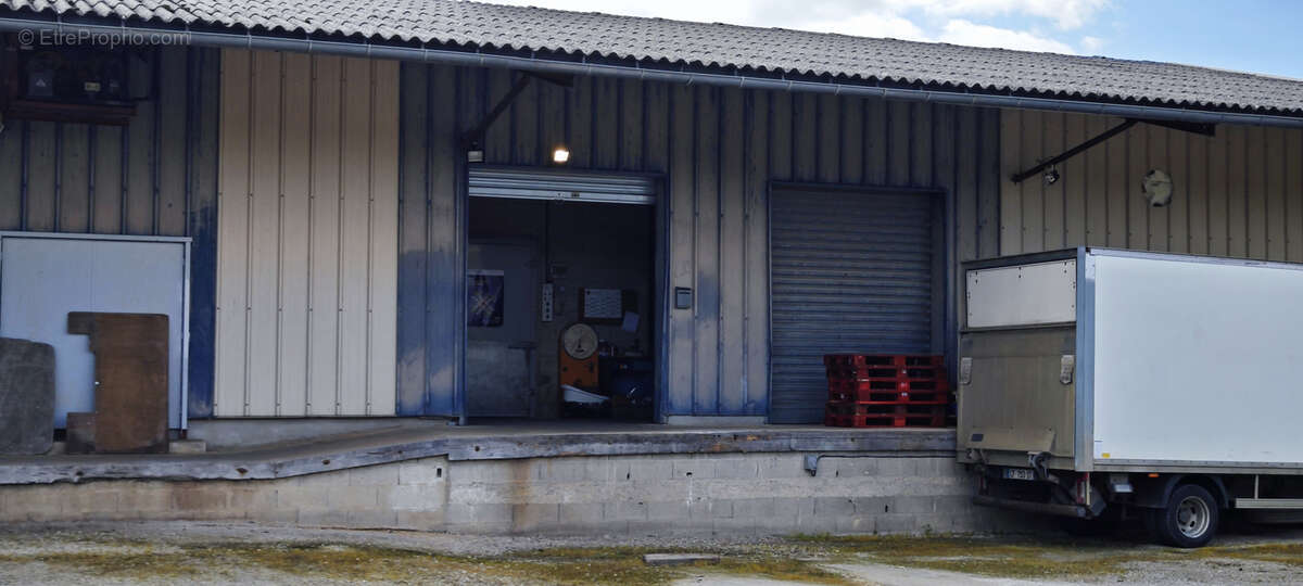 Commerce à LEZINNES