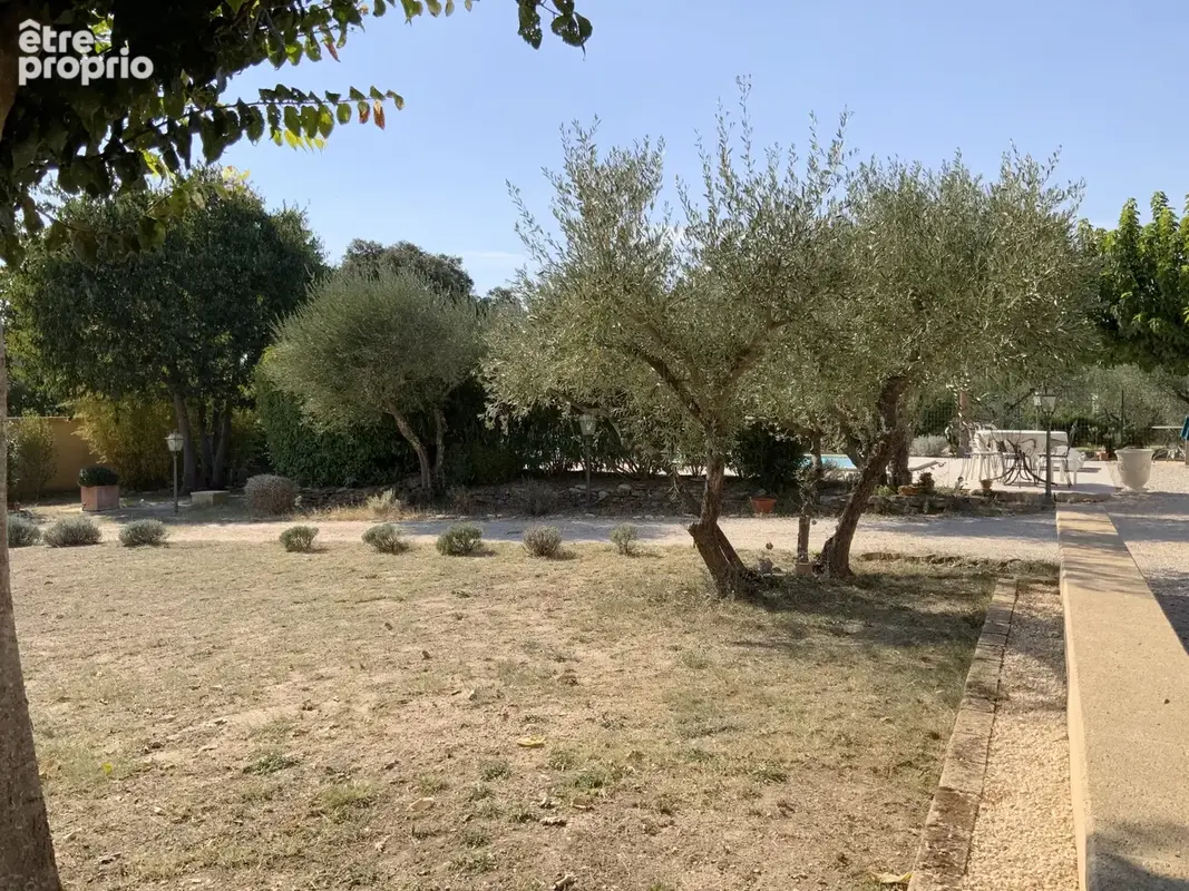 Uzès, Villa de plain pied sur terrain arboré avec piscine. - photo 18