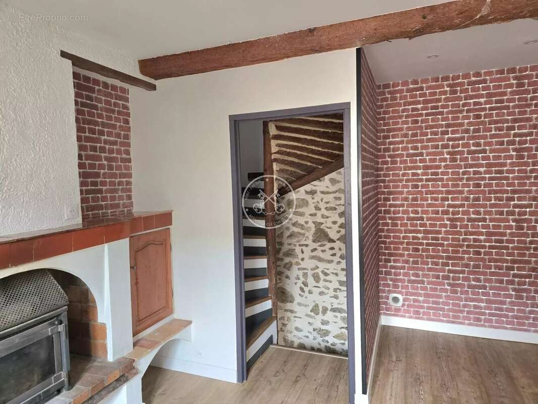 Appartement à BAGNOLS-EN-FORET