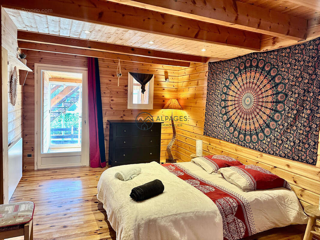 chambre RDC 2 - Maison à EMBRUN