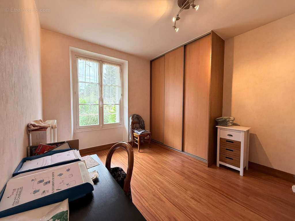 Authentique maison en pierre avec 4 chambres, dépendances et terrain de 2 207 m2 - photo 16
